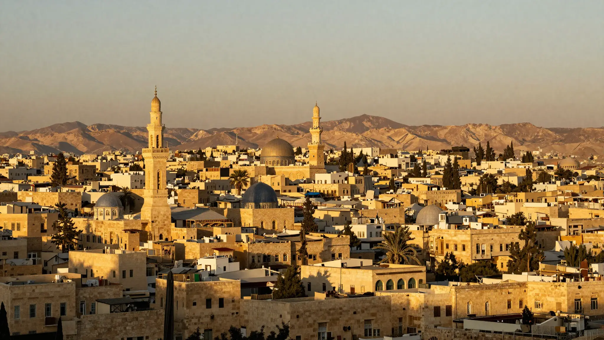 منظر بانورامي لمدينة دمشق القديمة في بلاد الشام عند الغروب مع المآذن والقباب والأسطح الطينية
